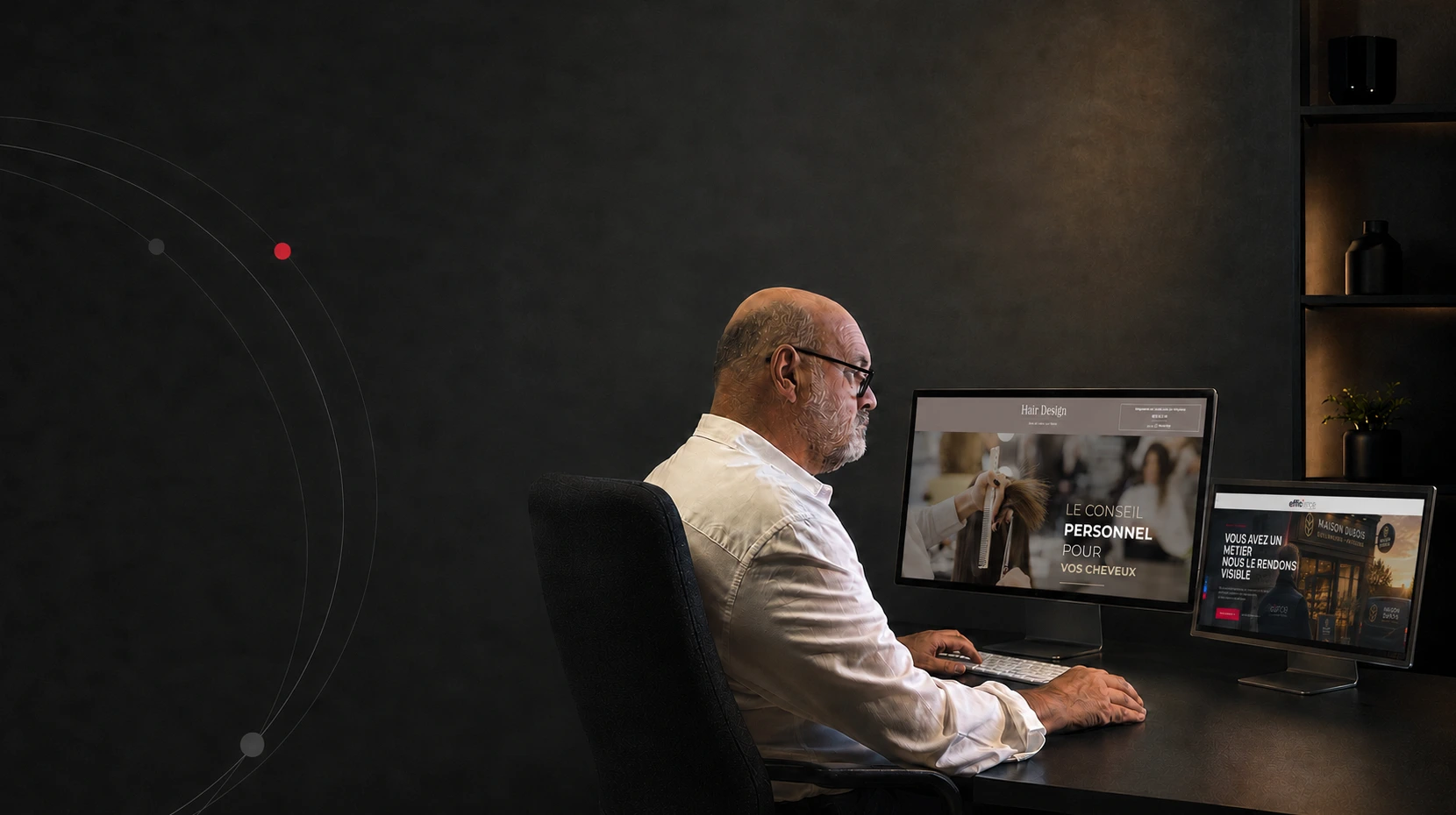 Fondateur d'EFFICIANCE au poste de travail, entouré des sites web réalisés pour ses clients